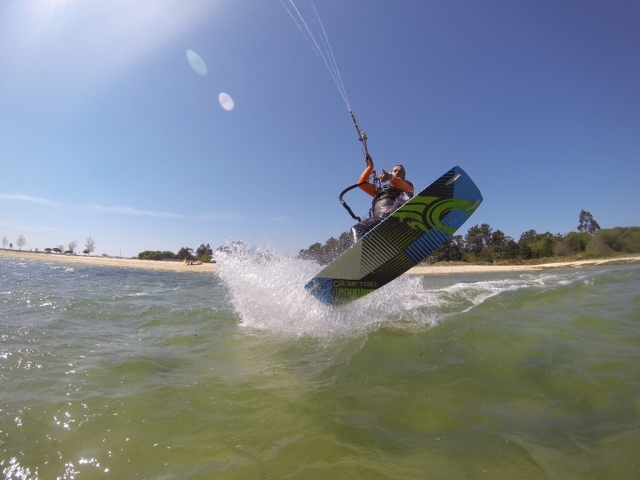  Soaring in the estuary with the kite 